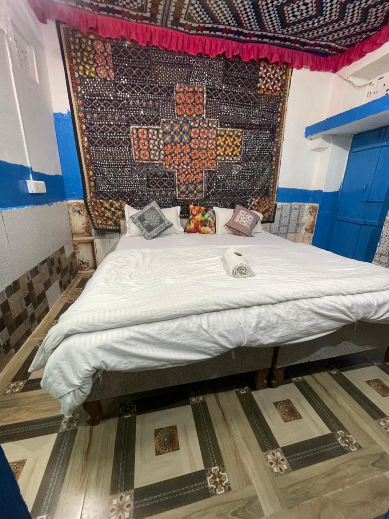 Mirvana Guest House & Camel Safari Jaisalmer Bagian luar foto